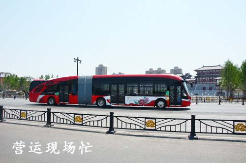 1589526541129652.jpg 02 勞動(dòng)節(jié)里公交忙(營(yíng)運(yùn)現(xiàn)場(chǎng)忙).JPG