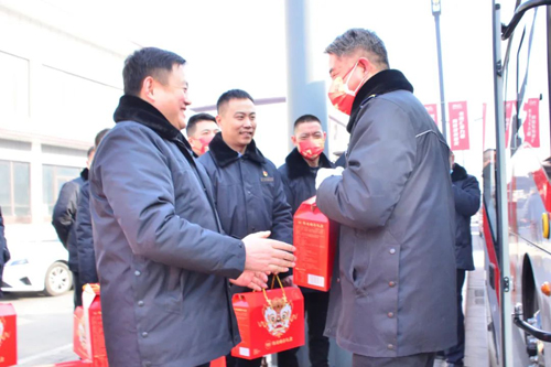 進(jìn)站點(diǎn)！集團(tuán)領(lǐng)導(dǎo)與一線職工共度新春